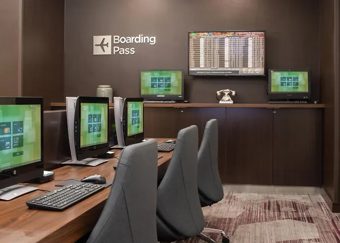 Courtyard By Marriott Portland Airport