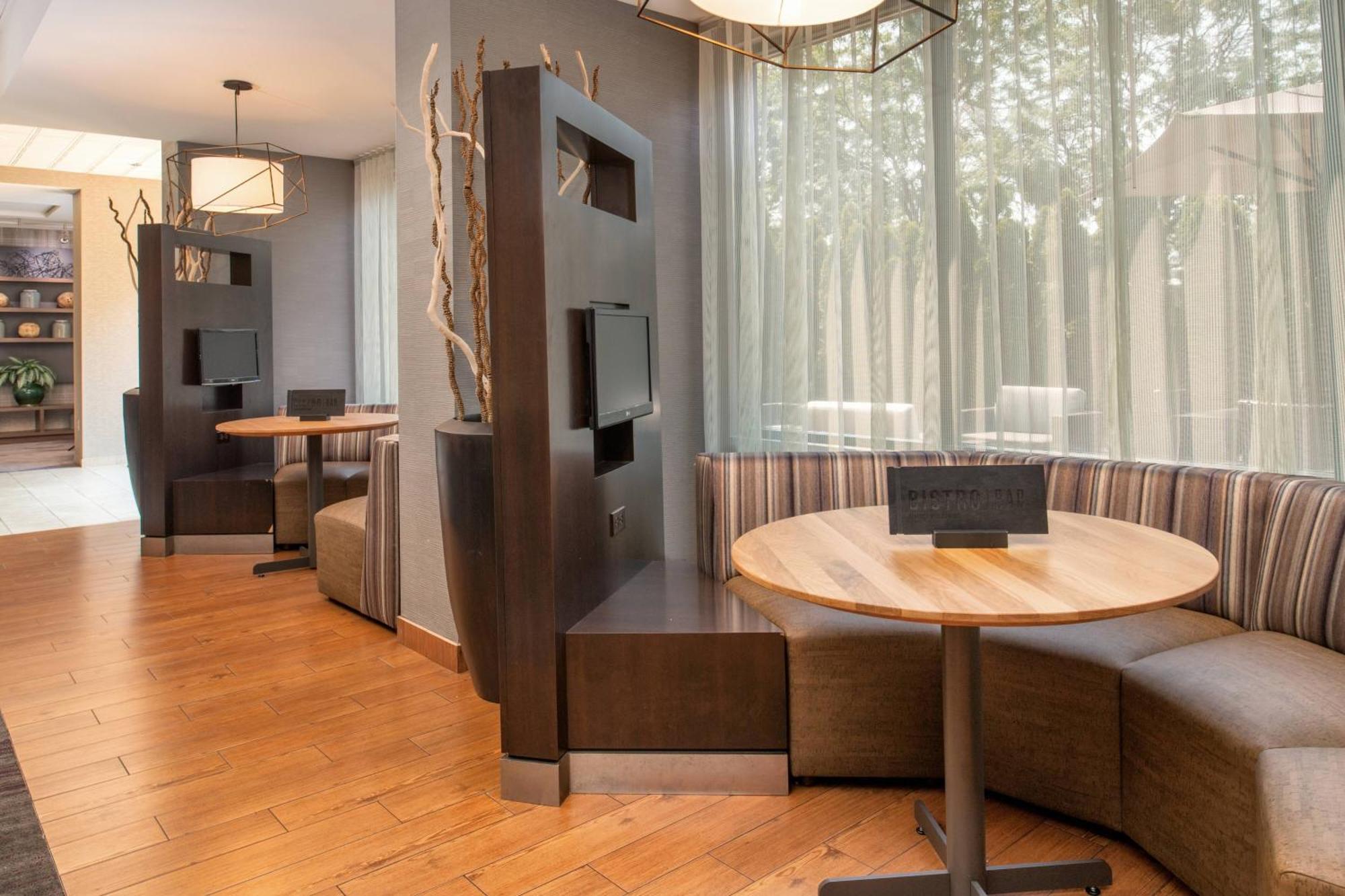 Courtyard By Marriott Airport