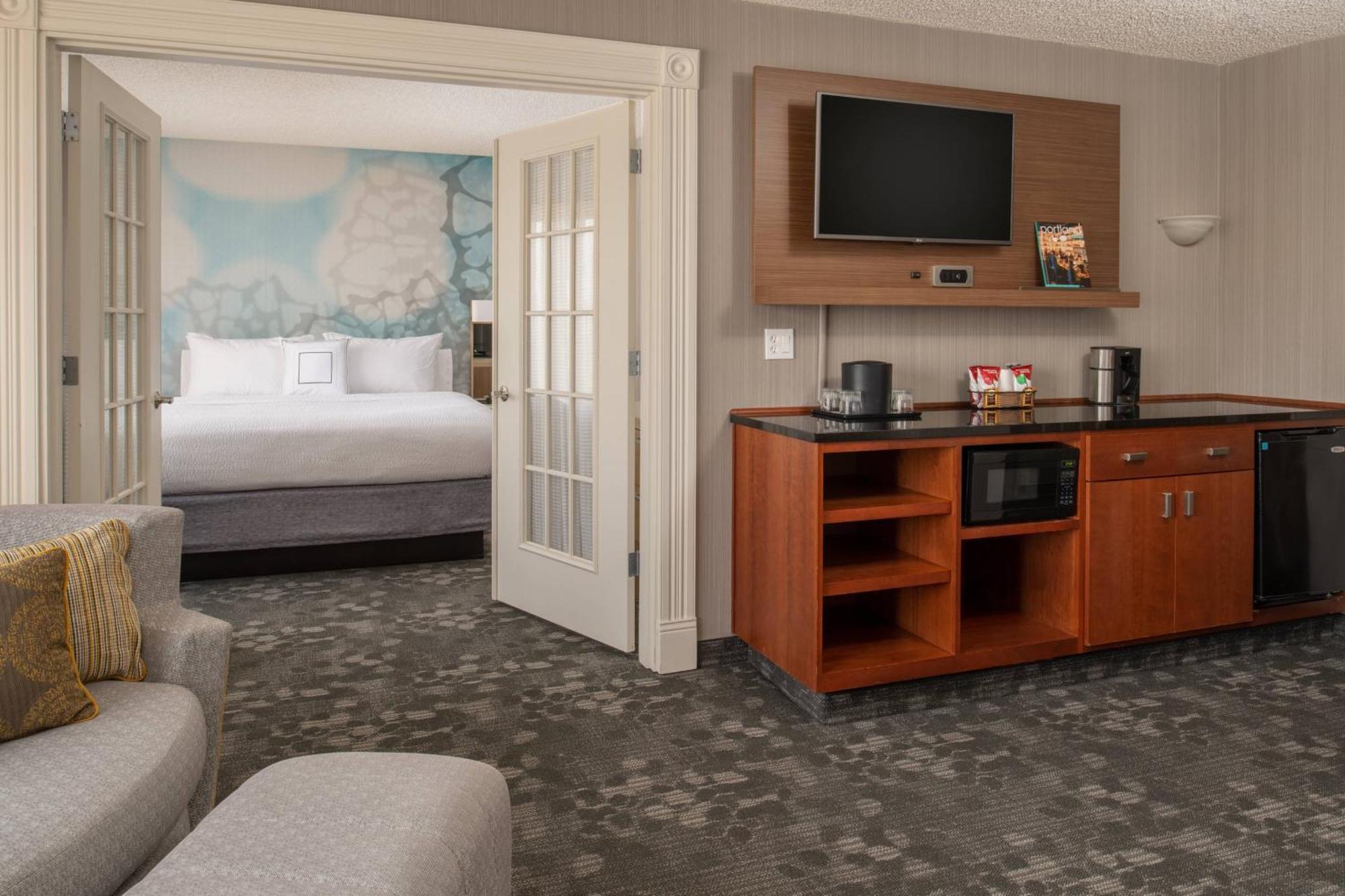 Courtyard By Marriott Airport Hotel