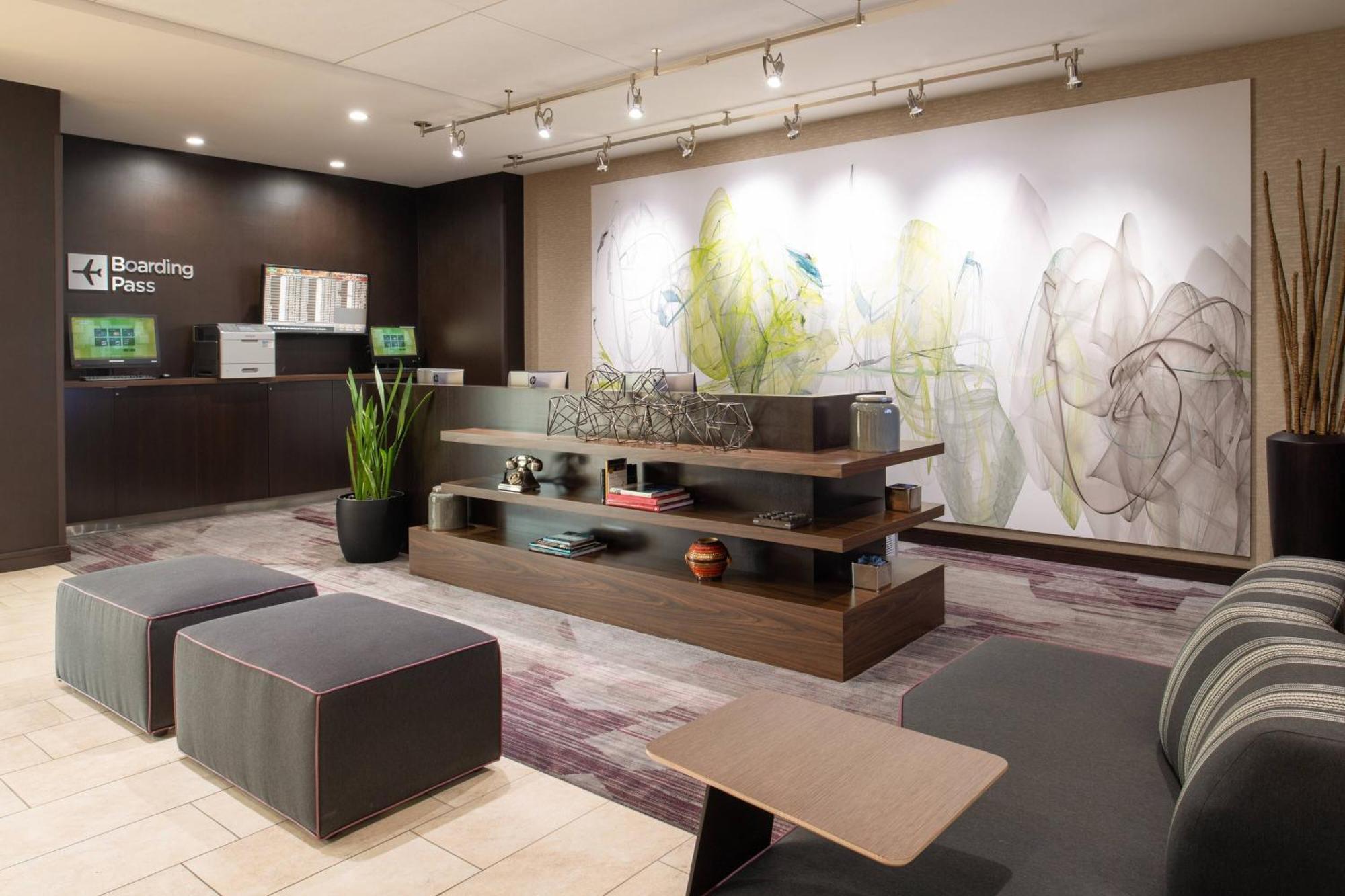 Courtyard By Marriott Airport