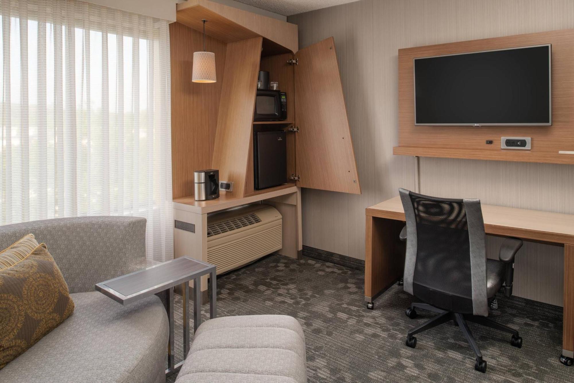 Courtyard By Marriott Airport Hotel