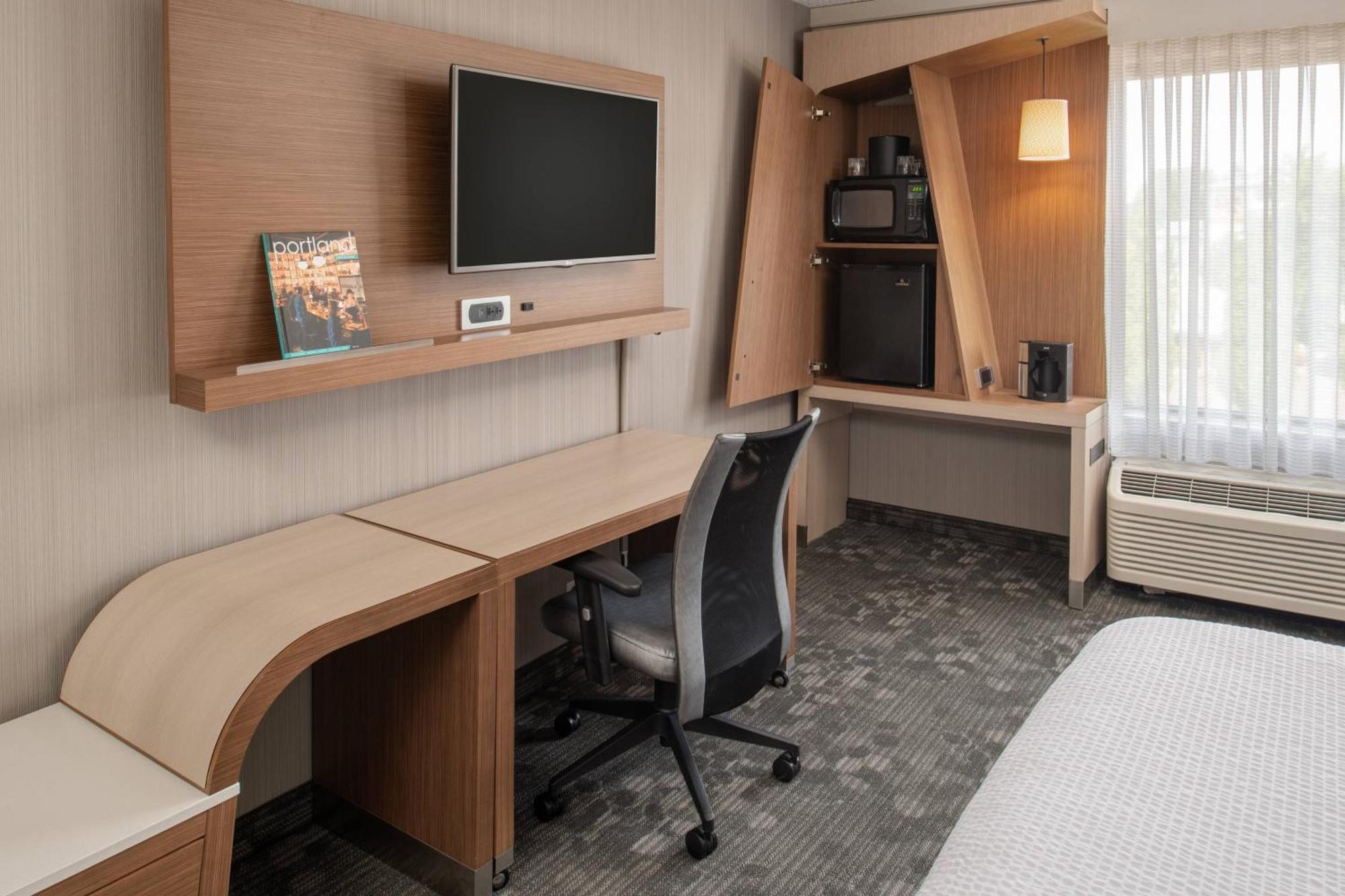 Courtyard By Marriott Airport Hotel 3*